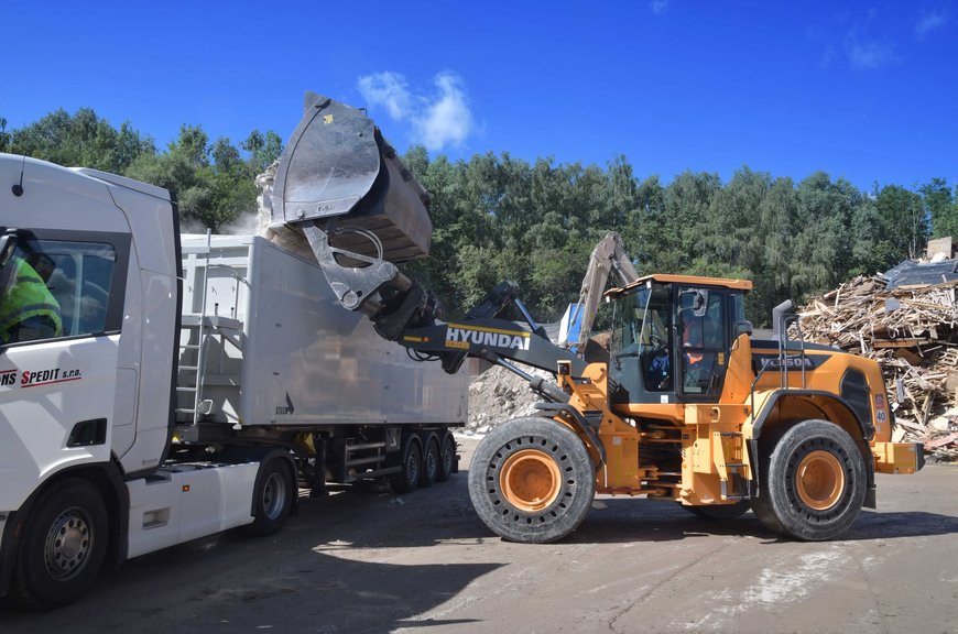 BTU Hartmeier erneuert Flotte mit modernstem 3,3-m3 HL960A Radlader von Hyundai